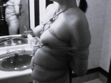 鏡の前で乳首責め
